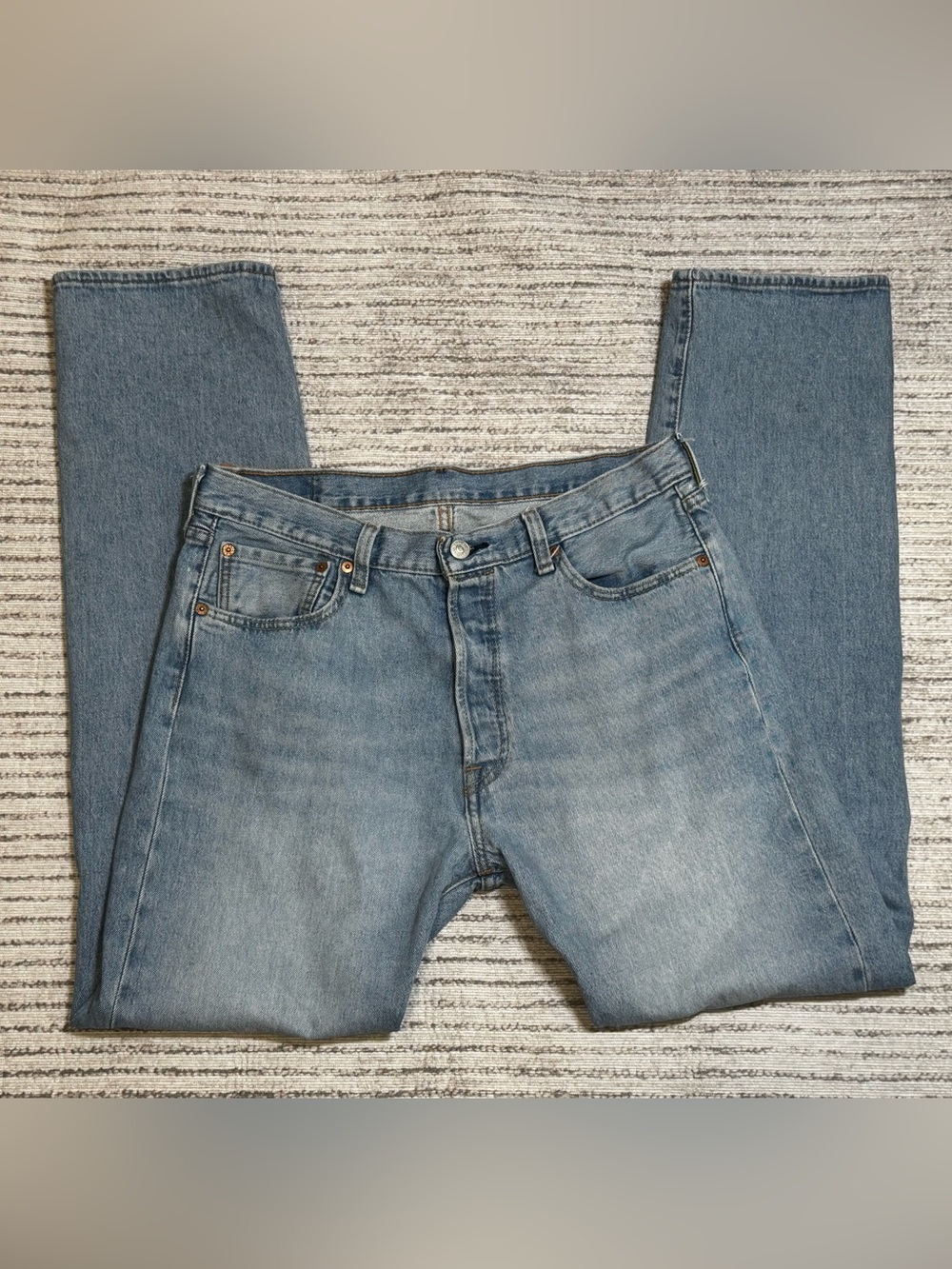 Levi’s 501 Light Wash Straight Leg Jeans 34x34‎ Classic Fit